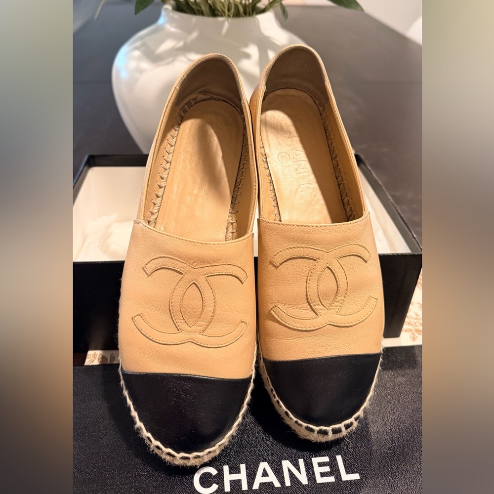 🌸CHANEL Tan and Black Leather Espadrilles🌸
